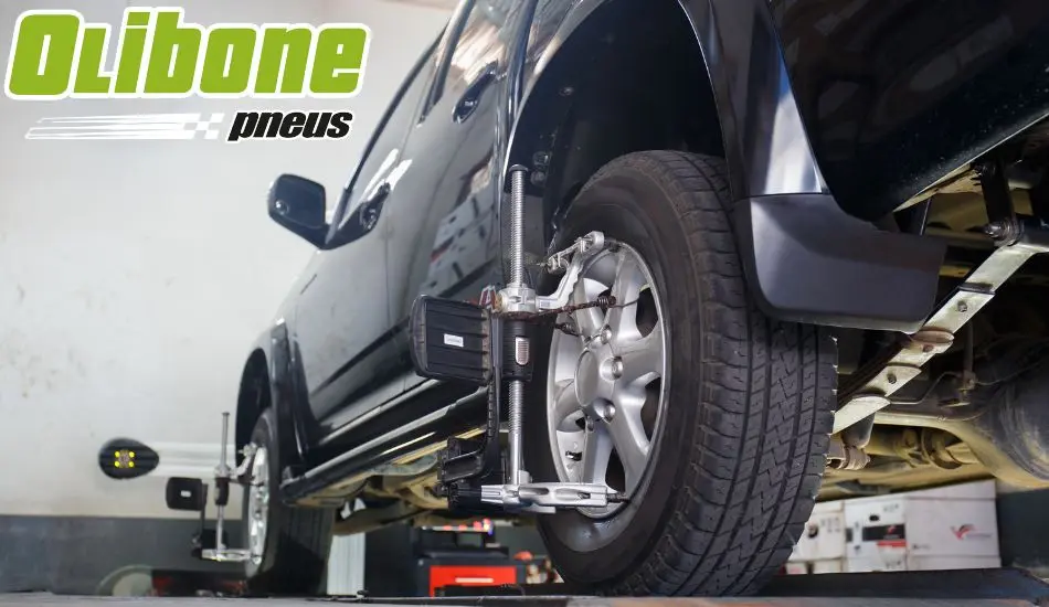 imagem de um carro em uma oficina fazendo cambagem